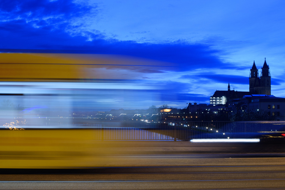 Unter anderem im öffentlichen Nahverkehr gilt ab Montag die erweiterte Maskenpflicht.