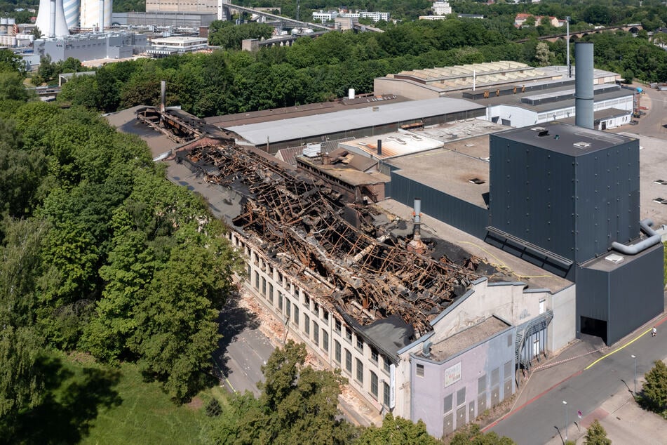 Das Feuer hat die Gebäudestruktur so stark beschädigt, dass ein Abriss der Reste der zerstörten Halle nötig ist.