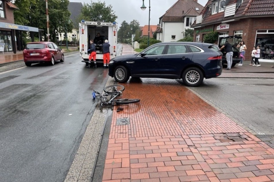 Der Fahrradfahrer (19) wurde von Rettungskräften ins Krankenhaus gebracht.
