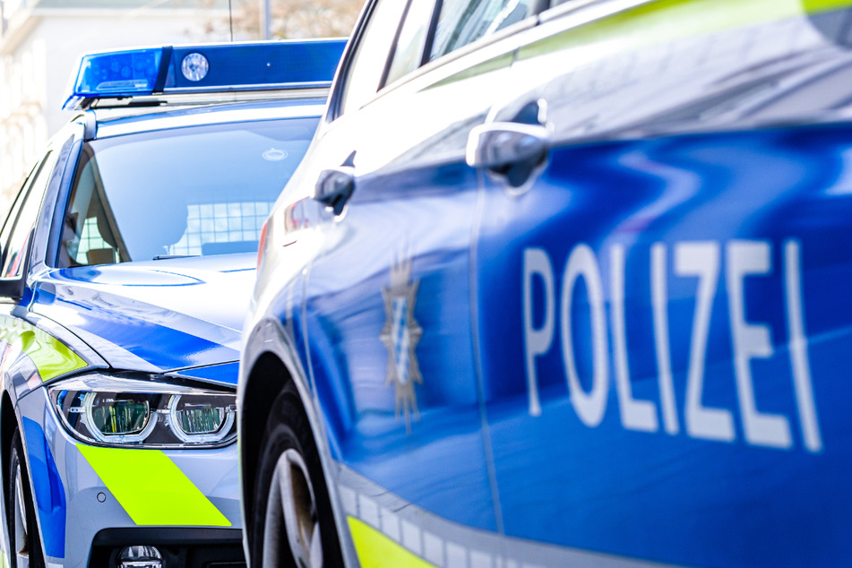 Die Angreiferinnen sollen zwischen 16 und 18 Jahren gewesen sein. Es werden Zeugen gesucht, die den Vorfall beobachtet haben. (Symbolbild).