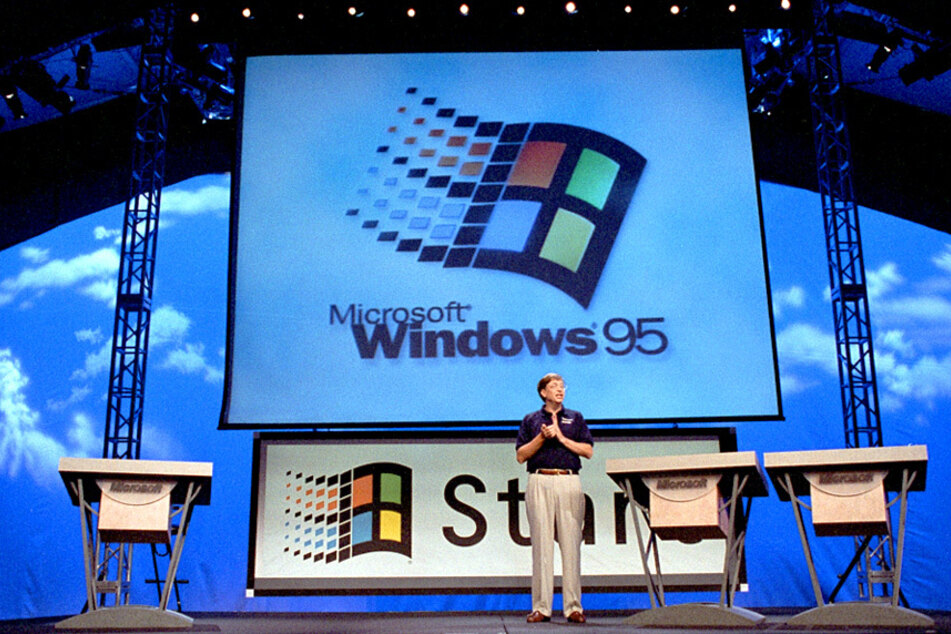 Bill Gates bei der Vorstellung von Windows 95 im Jahr 1995. Er machte Microsoft groß. Doch im März 2020 trat er aus dem Vorstand der Firma aus. (Archivbild)