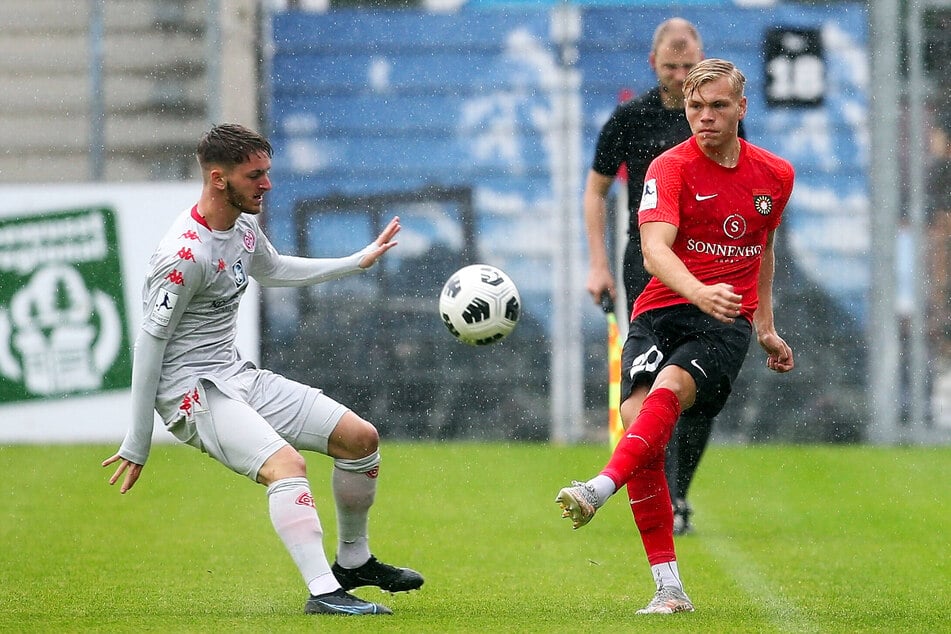 Ungewohntes Bild: Jonas Kühn (19, r.) im Trikot der SG Sonnenhof Großaspach. Die Dynamo-Leihgabe ist als Linksverteidiger gesetzt und sammelt Spielpraxis sowie Erfahrungen.