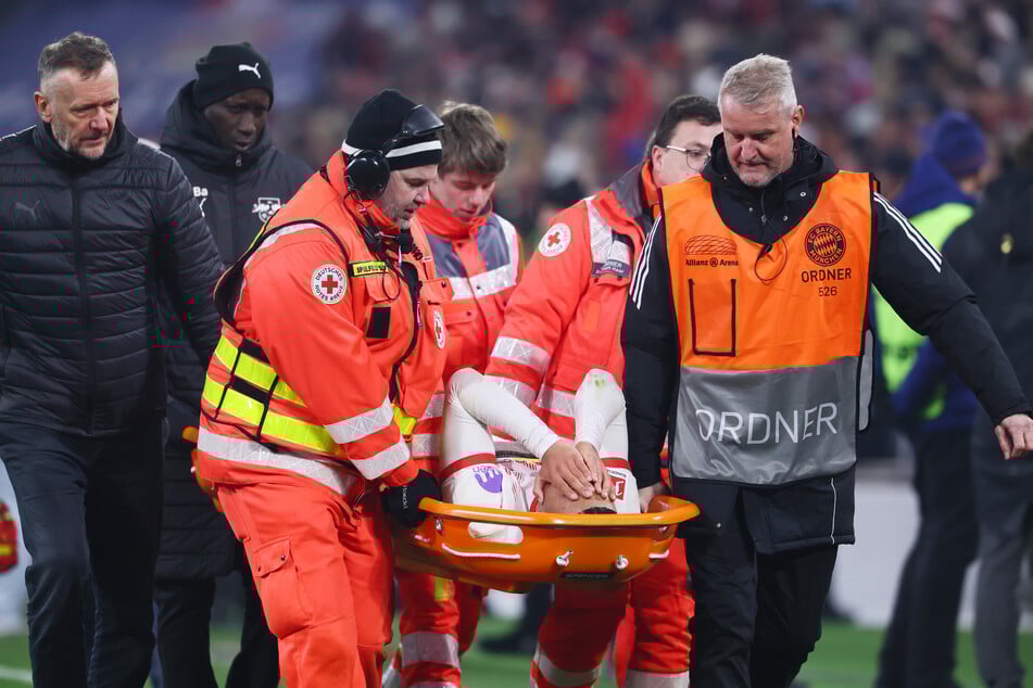 Knapp ein Jahr ist seit diesen schlimmen Bildern vergangen. Gegen den FC Bayern München zog sich Benjamin Henrichs (28) einen Achillessehnenriss im rechten Fuß zu.