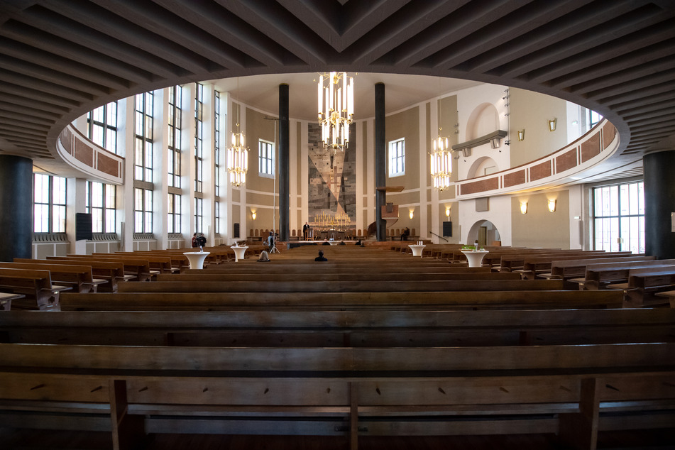 Heinrich Bedford-Strohm, Landesbischof der Evangelisch-Lutherischen Kirche in Bayern, hält einen Gottesdienst in der fast menschenleeren St. Matthäuskirche.