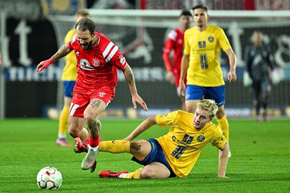 Jan-Philipp Stein (23, u.) hat sich beim Training schwer am Knie verletzt.