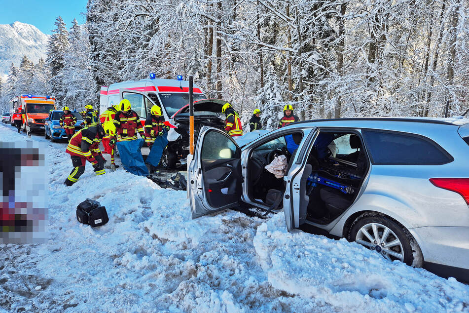 Die Feuerwehr kümmerte sich um die Unfallstelle.