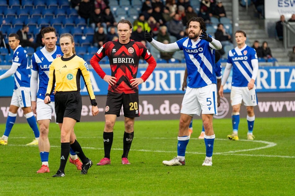 Davina Lutz (31, 3.v.l.) stellte Dominik Pelivan (r.) in der 40. Spielminute mit Gelb-Rot vom Platz.