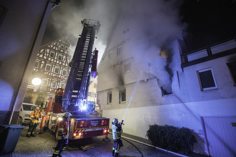 3. Oktober 2020: Feuerwehrleute löschen einen Brand in einem Gebäude in der Marbacher Innenstadt. Ein Mann soll dort Brandanschläge auf drei Gebäude verübt haben.
