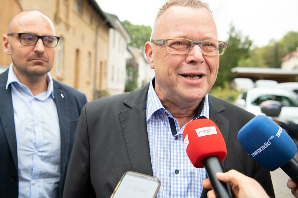 Michael Stübgen (45, CDU, r.) spricht in ein Mikrofon.