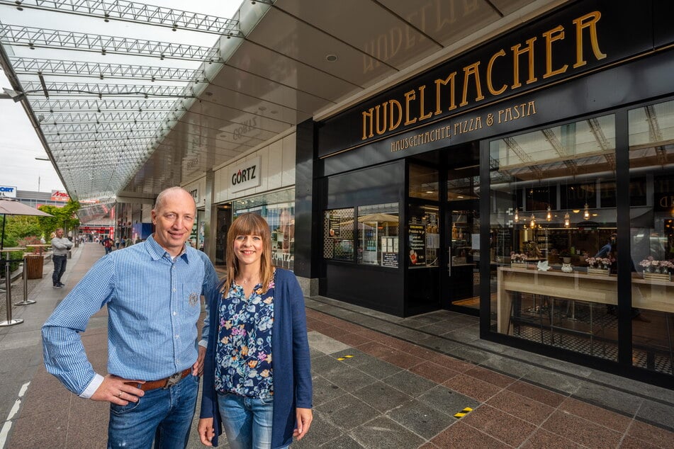 Inhaber Herr Schlegel mit Ehefrau vor dem Nudelmacher Restaurant