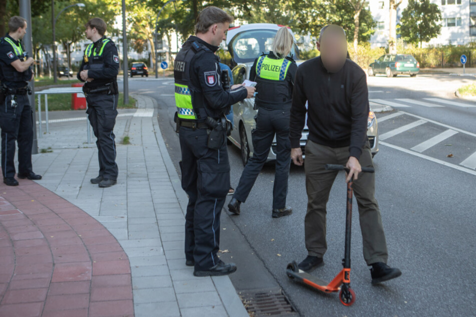 Wegen der tief stehenden Sonne will ein 74-jähriger Autofahrer einen Jungen auf einem Tretroller übersehen haben.
