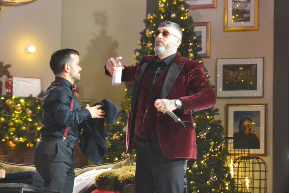 Sidos Weihnachtselfen helfen auf der Bühne.