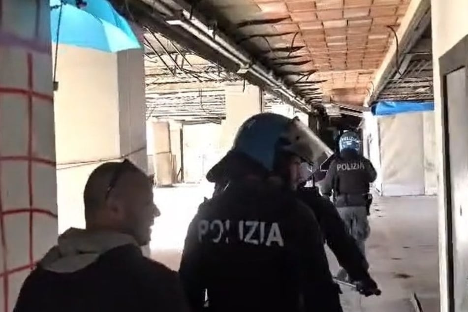 Die Polizei durchsuchte das verlassene Gebäude, in dem die Frau festgehalten wurde.