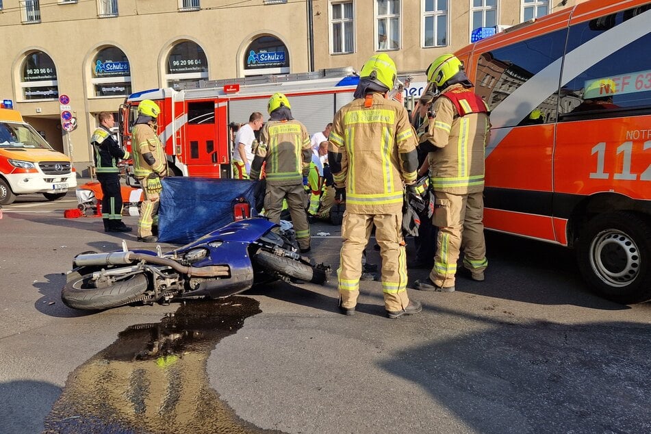 Bis zum Weitertransport in ein Krankenhaus wurde der Motorradfahrer nach dem Unfall in Weißensee vor Ort von Rettungskräften versorgt.