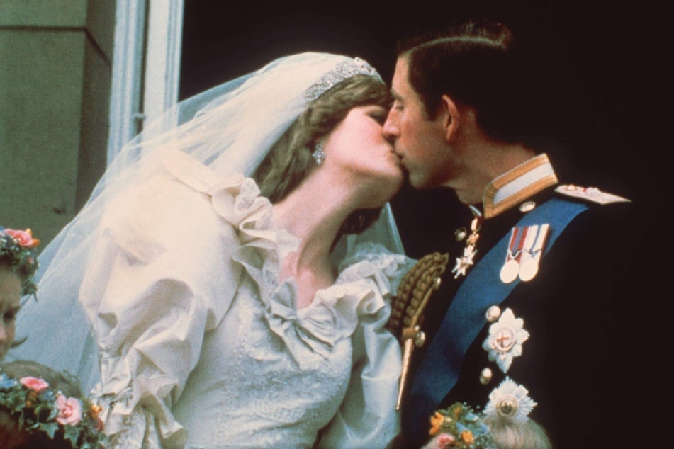 29. Juli 1981: Hunderte Millionen verfolgen im Fernsehen, wie die damals 20 Jahre alte Diana den frisch angetrauten britischen Thronfolger Charles auf dem Balkon des Buckingham Palace küsst. Das Spektakel selbst dauert gerade einmal 0,4 Sekunden.