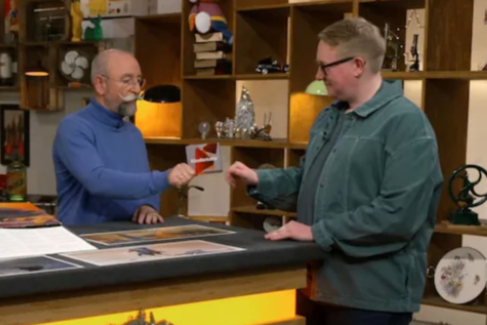 Marcel (32) aus Senden hat eine Mappe mit 24 "Star Wars"-Zeichnungen zu "Bares für Rares" mitgebracht.