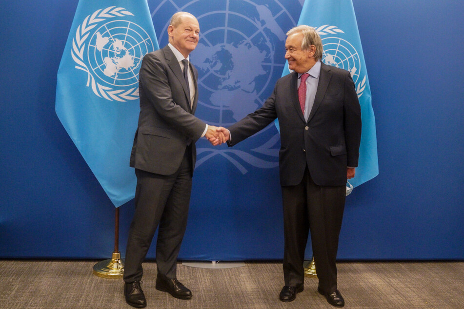 Antonio Guterres (73), Generalsekretär der Vereinten Nationen, gibt Bundeskanzler Olaf Scholz (64, SPD) zur Begrüßung zur UN-Generalversammlung im UN-Hauptquartier die Hand.