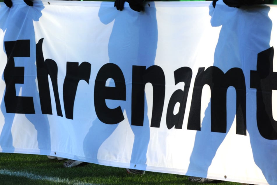 Wer einem Ehrenamt nachgeht, bekommt in vielen Einrichtungen Ermäßigungen.