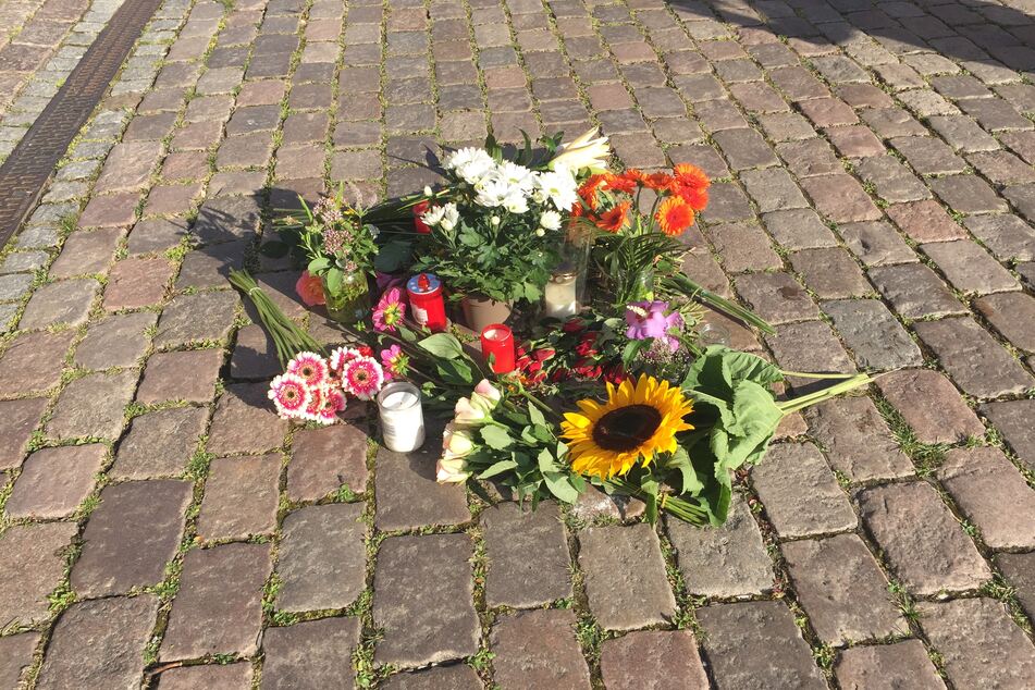 Blumen liegen auf dem Platz vor dem Kieler Rathaus.