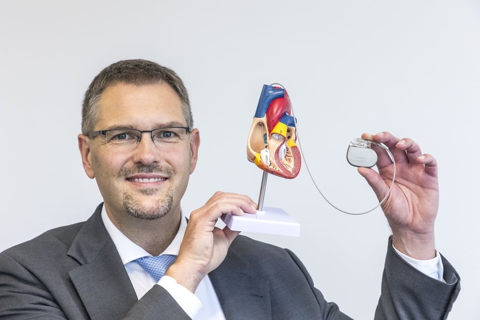 Litronik-Geschäftsführer Dr. Jens Werner mit dem Modell eines menschlichen Herzens. Der Herzschrittmacher wird zur Behandlung eines aus dem Takt geratenen Herzschlages eingesetzt.