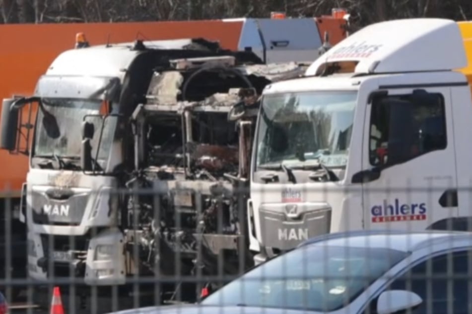 In einem Gewerbegebiet in Lüneburg hat in der Nacht zu Donnerstag ein Bundeswehr-Lkw (M.) gebrannt. Der Staatsschutz ermittelt wegen möglicher Brandstiftung.