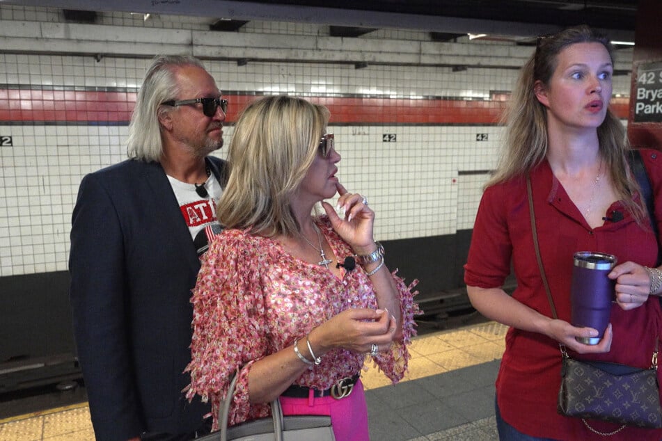 Das frühere Topmodel Melanie Scheriau (44, r.) entführt Robert (60) und Carmen Geiss (58) in die New Yorker U-Bahn.