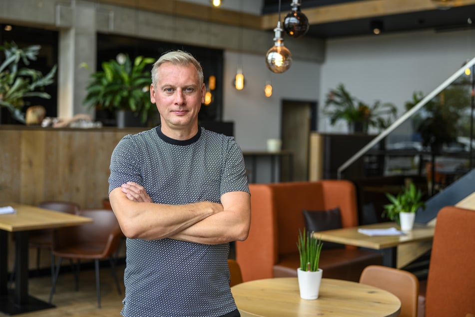 Dirk Schäfer (47) ärgert sich über die Extra-Plastikgebühr für Stollen.