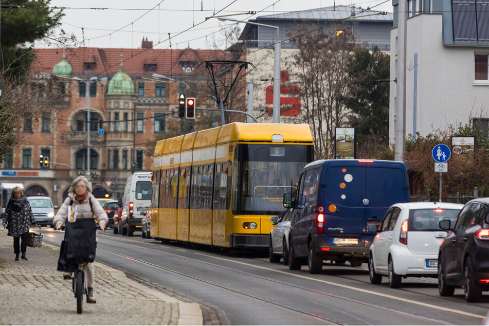 Der Nachteil einer "Zwei-Spuren-Lösung": Die Straßenbahn steht mit im Stau ...