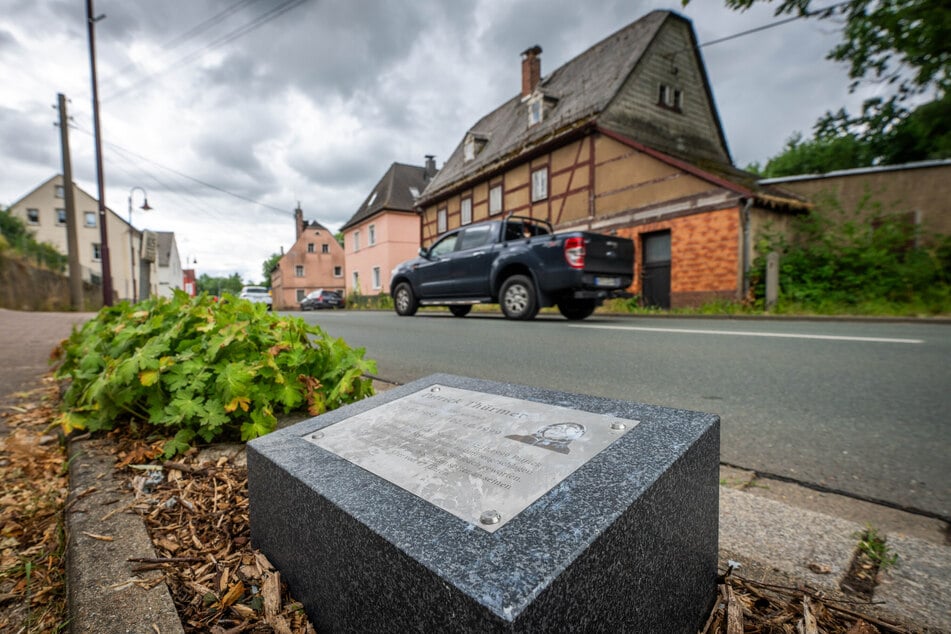 Die Gedenkplatte für Patrick Thürmer (†17) in Bernsdorf wurde am Wochenende beschmiert.