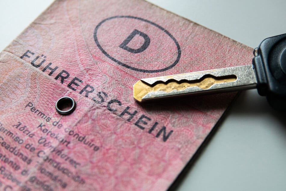 Millionen Führerscheine müssen in Deutschland ausgetauscht werden. Noch immer besitzen viele Leute einen alten "Lappen" in Papierform. (Symbolbild)