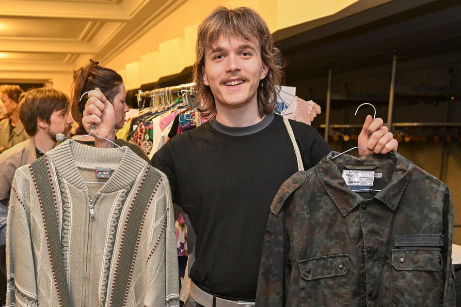 Tom Oertel (19) aus Chemnitz hat sich zwei Jacken ausgesucht.