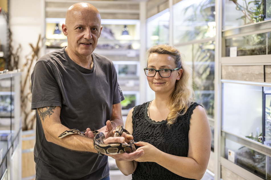 Ralph Lohwasser (59, l.) und Silke Sonntag (36) sind froh, dass "Köpi" wieder da ist.