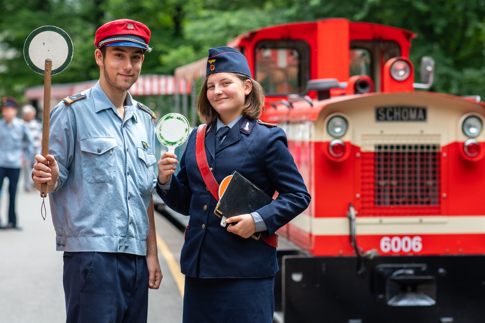 Die Parkeisenbahner Patrick Fiedler (damals 16) und Elaine Theophil (14) begrüßten 2019 noch viele Gäste.