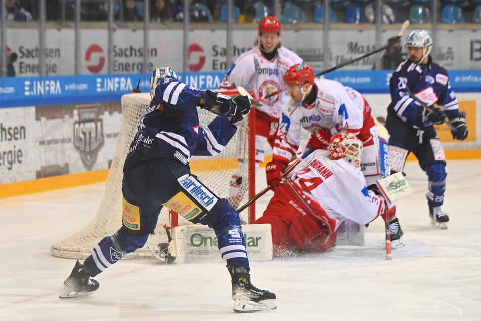 Matej Mrazek (l.) markierte im ersten Drittel das 2:1.