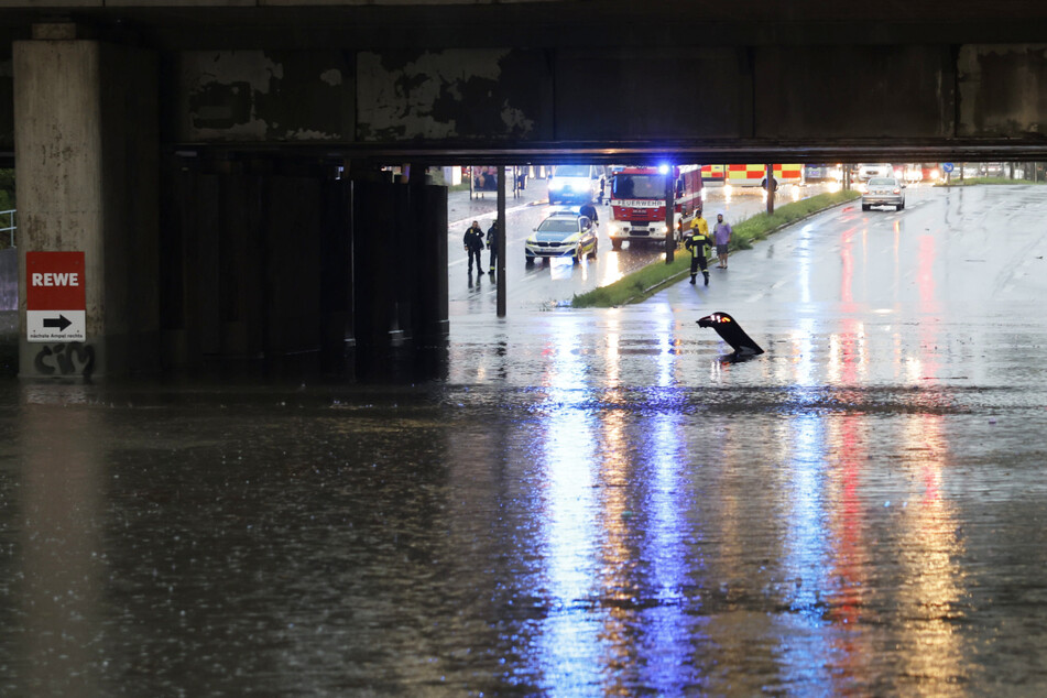 Mehrere Unterführungen im Stadtgebiet sind am Donnerstagabend aufgrund eines heftigen Gewitters vollgelaufen.