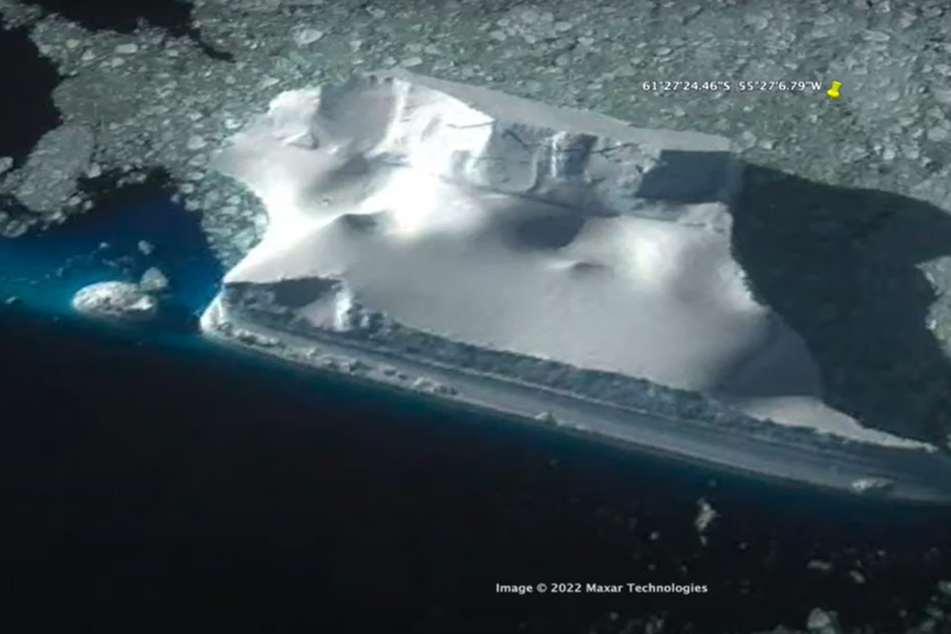Diese schneebedeckte Stelle in der Antarktis soll laut Waring ein verlassenes Schiff sein.