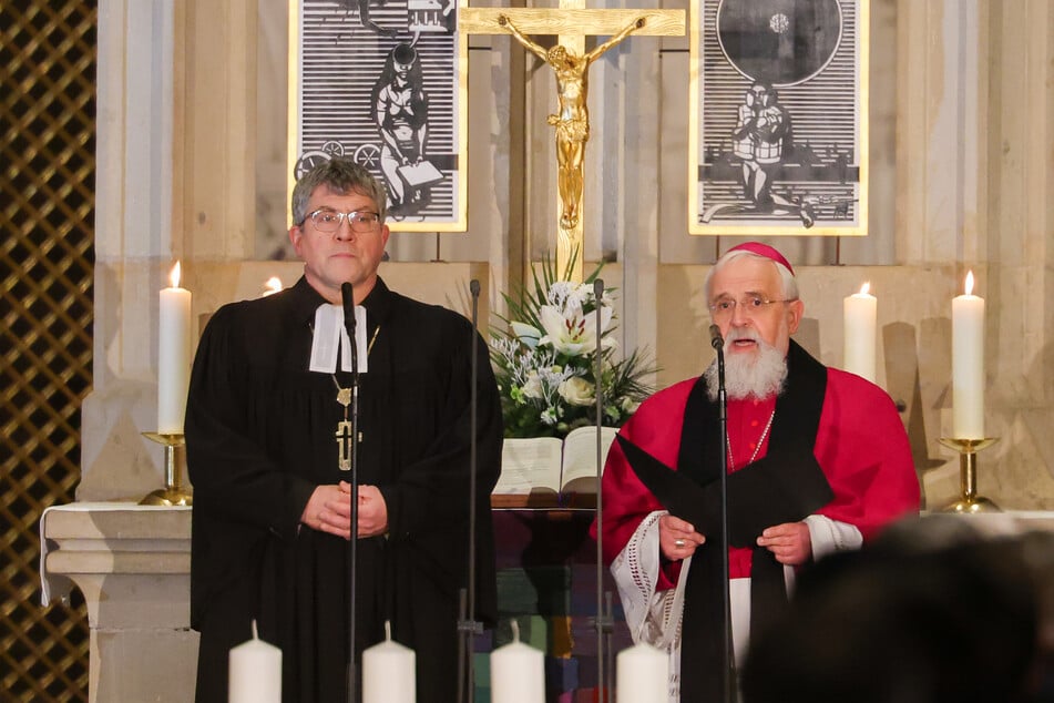 Im Magdeburger Dom startete um 19 Uhr startete der Trauergottesdienst.