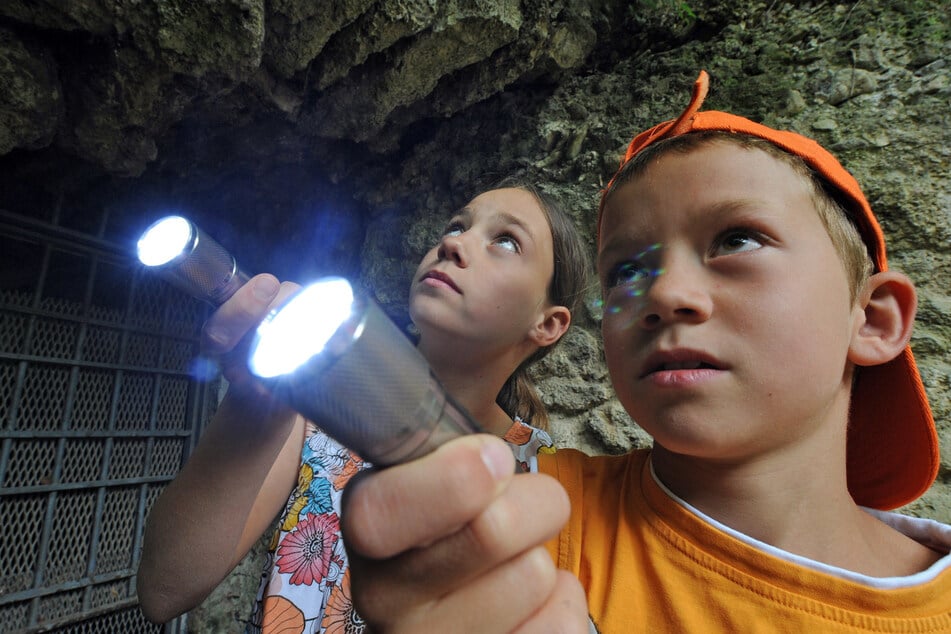 Kinder brauchen bei diesen Abenteuern Taschenlampen und Mut.