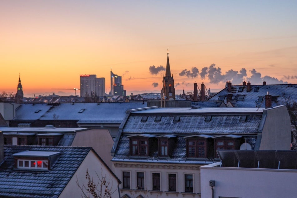 Weiß gepudert: Sogar in Leipzig legte sich eine dünne Schneedecke auf die Dächer.