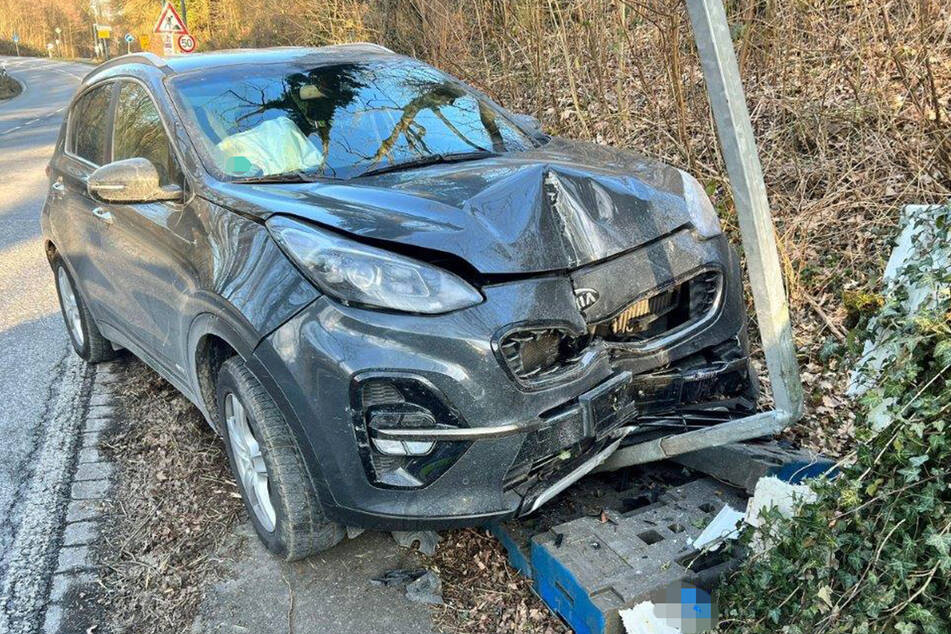 Der Kia Sportage war nach dem Frontalzusammenstoß mit dem Stromverteilerkasten nicht mehr fahrtüchtig.