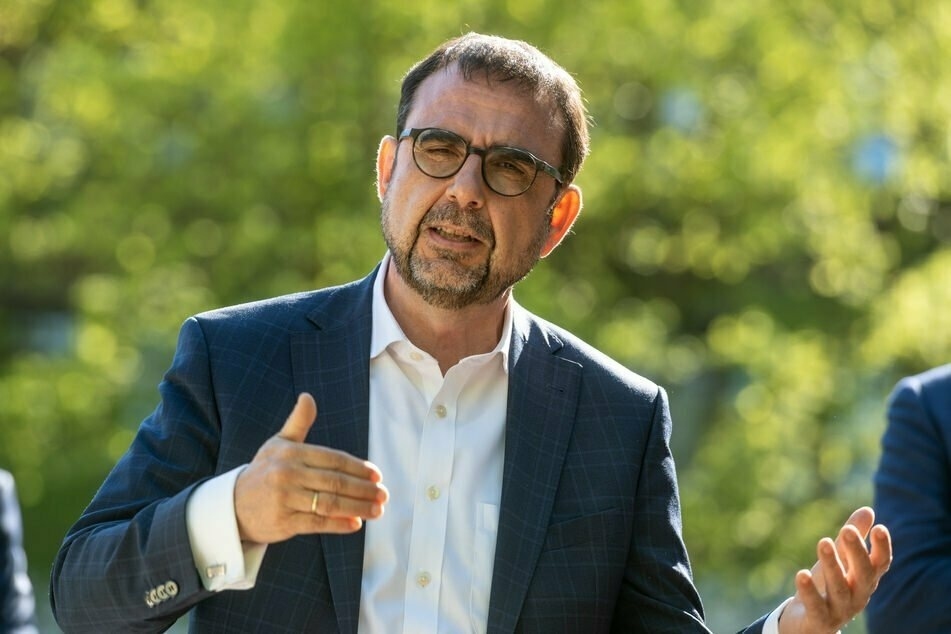 Gesundheitsminister Klaus Holetschek (56, CSU) schließt das umstrittene 2G-Modell für Bayern nicht aus.