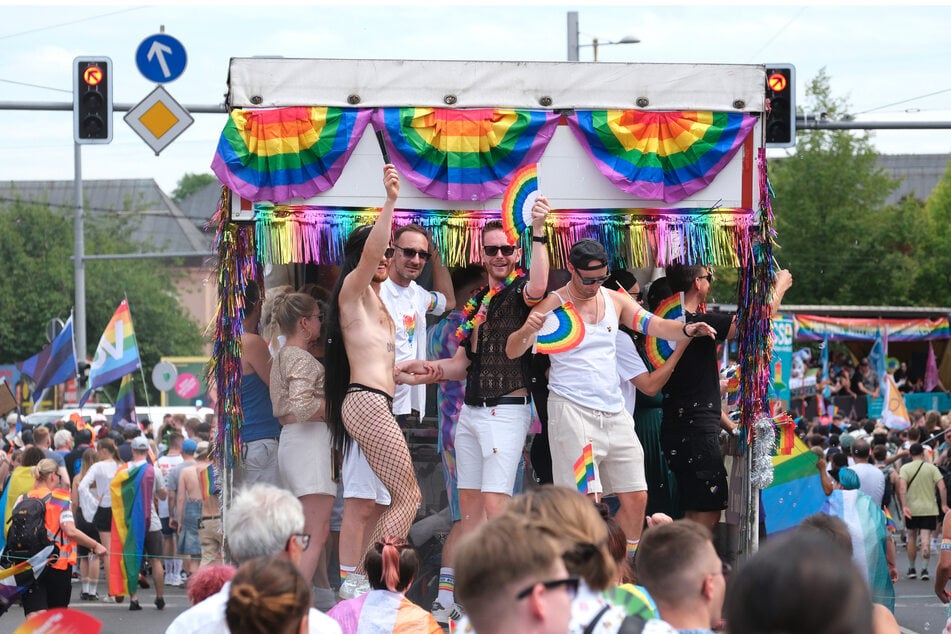 Mehrere Tausend Menschen beteiligen sich jährlich an dem Umzug zum Christopher Street Day, um friedlich für Vielfalt und Toleranz zu demonstrieren.