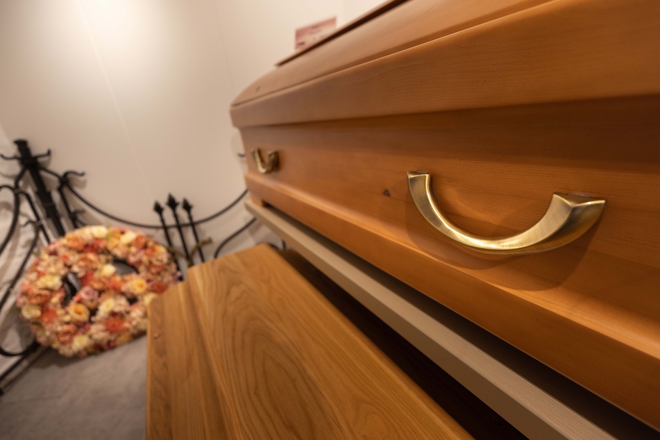 "Tote" Frau klopft bei Beerdigung von innen gegen ihren Sarg: Gruselstory hat ein tragisches Ende