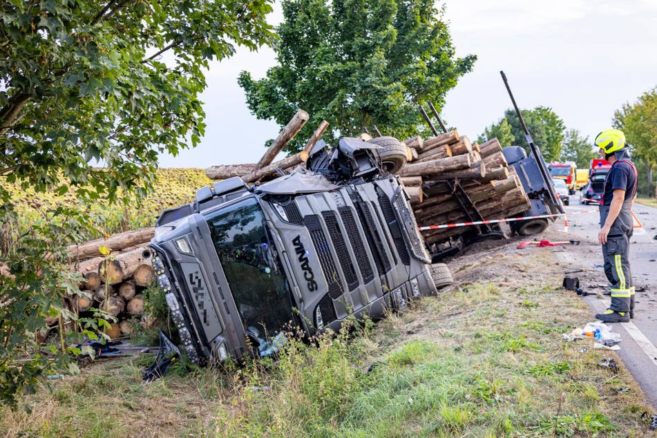 Durch die Wucht des Aufpralls ist ein Scania-Lkw am Dienstagabend bei Lohmen in den Graben gekippt.