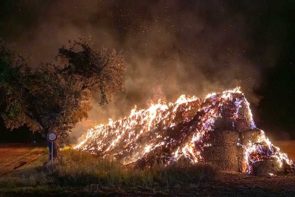 Dutzende Strohballen standen in der Nacht auf Dienstag in Großweitzschen (Landkreis Mittelsachsen) in Flammen.