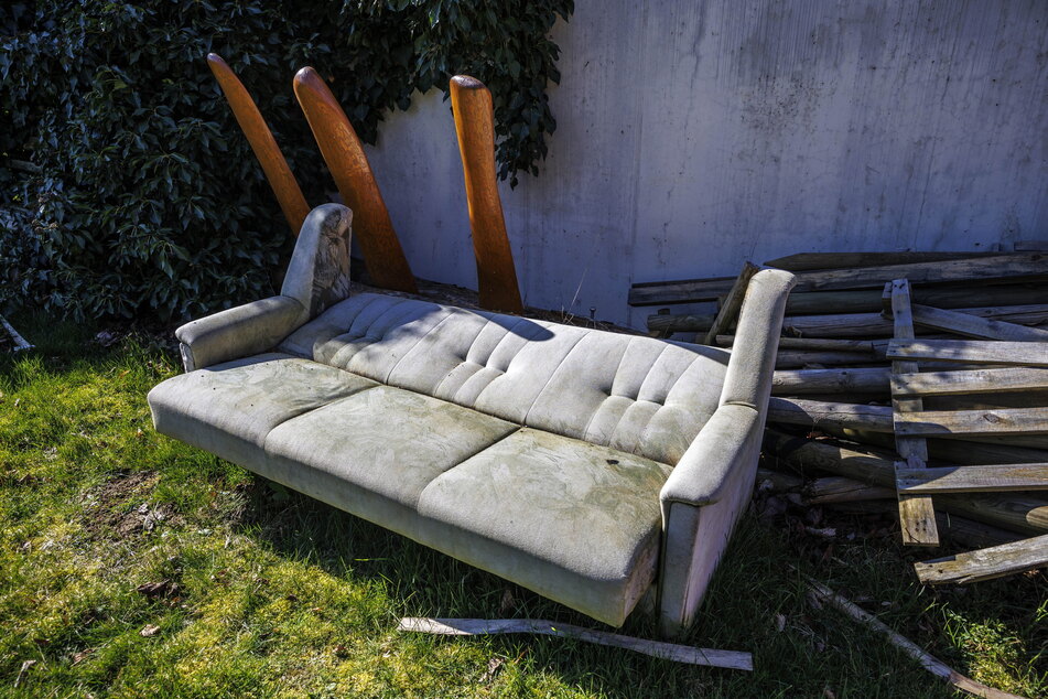 Wenn aus Müllmännern Möbelschlepper werden: Manchmal werden Möbel und wie hier alte Couch-Garnituren einfach am Straßenrand entsorgt.