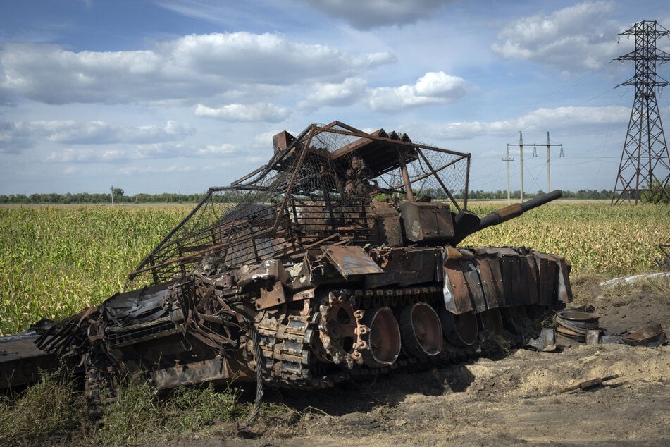 Ein zerstörter russischer Panzer liegt am Straßenrand. (Archivbild)