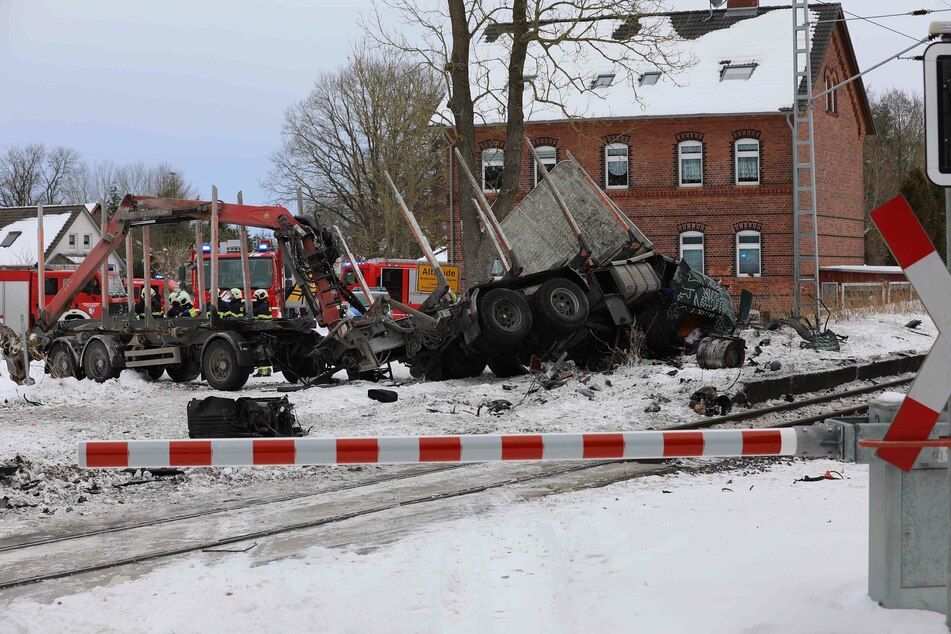 Der Unfallort. Bei der Kollision entstand hoher Sachschaden an der Regionalbahn sowie am Lkw-Gespann.