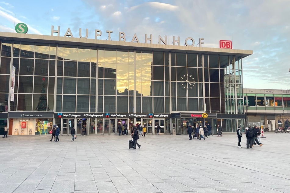 Nur wenige Reisende tummelten sich am Mittwoch auf dem Vorplatz des Kölner Hauptbahnhofs.