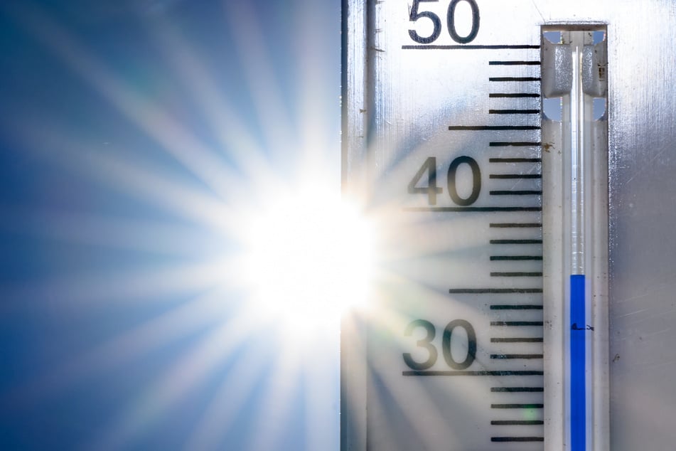Aufgrund der hohen Temperaturen ist es besonders wichtig, viel zu trinken (Wasser). (Symbolbild)